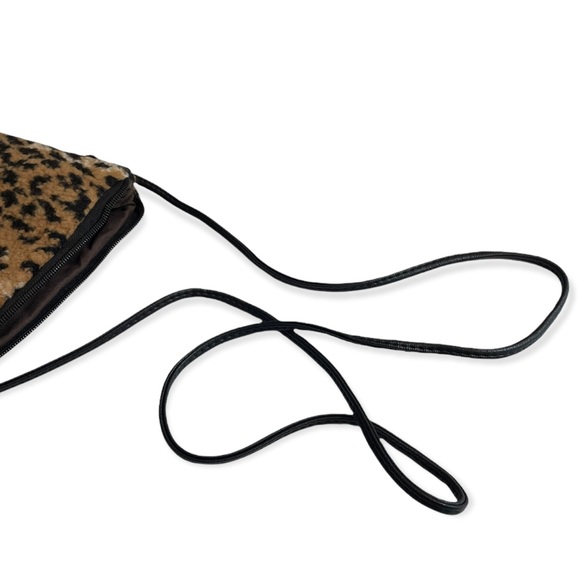 New Boutique Line Leopard Pattern Faux Sherpa Crossbody - Picture 7 of 9